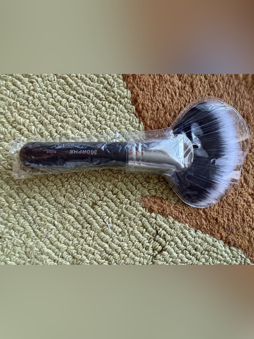 Morphe Black Handle Fan Brush with White-Tipped Bristles